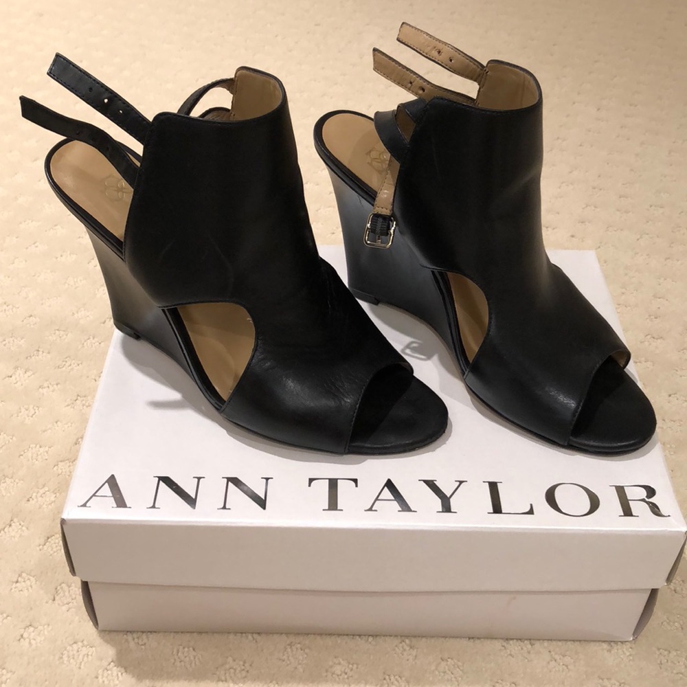 Ann Taylor peeptoe leather wedge w heel straps